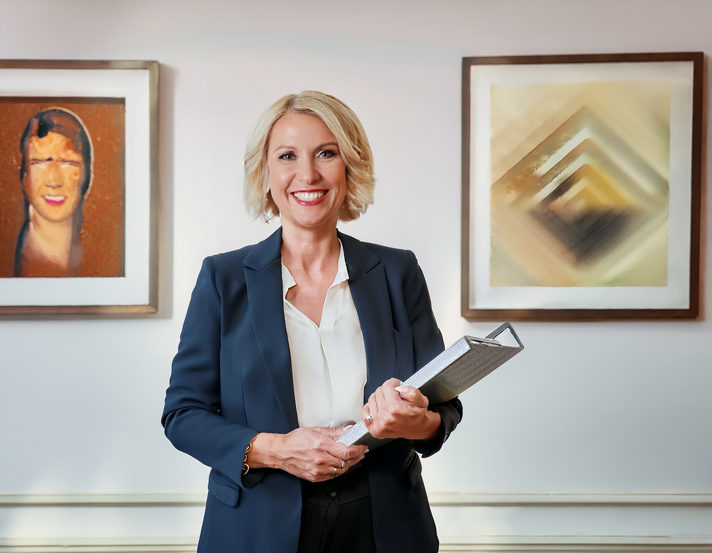 Porträt einer Frau, die Sandra Fischer darstellt, in einem professionellen Kontext.